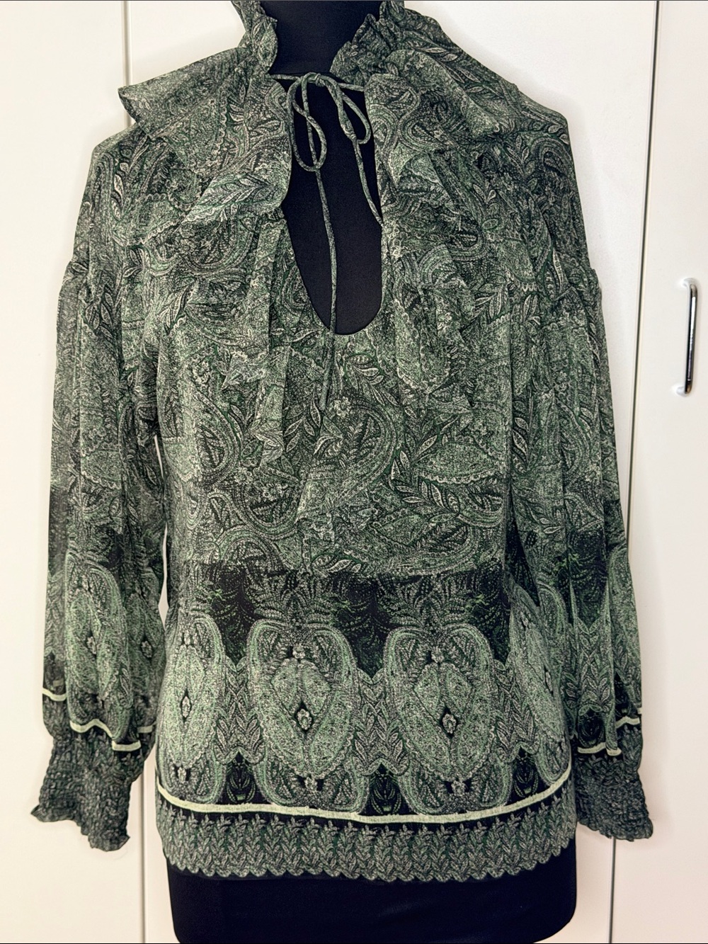 Alice + Olivia Green Paisley Tie-Neck Ruffle Blouse